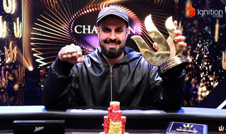 alejandro lococo jogador Alejandro Lococo sorridente, mostrando seu bracelete e troféu de campeão