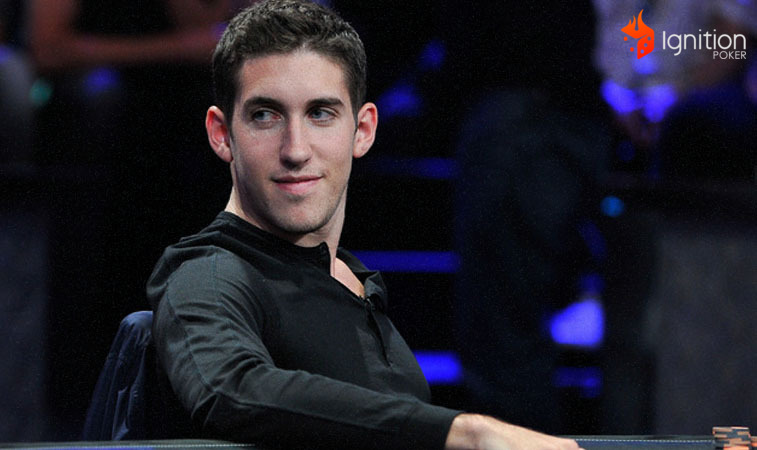 dan colman poker Dan Colman observando os demais em uma mesa de poker