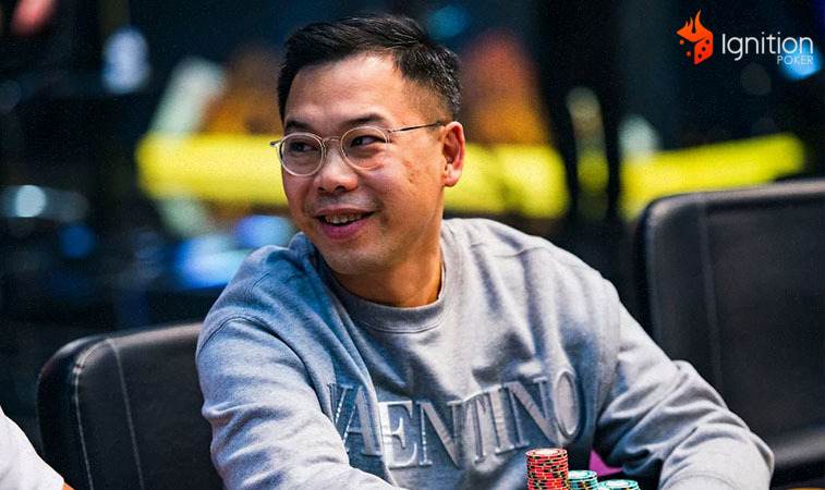 elton tsang poker Elton Tsang sorrindo para alguém a seu lado em uma mesa de poker