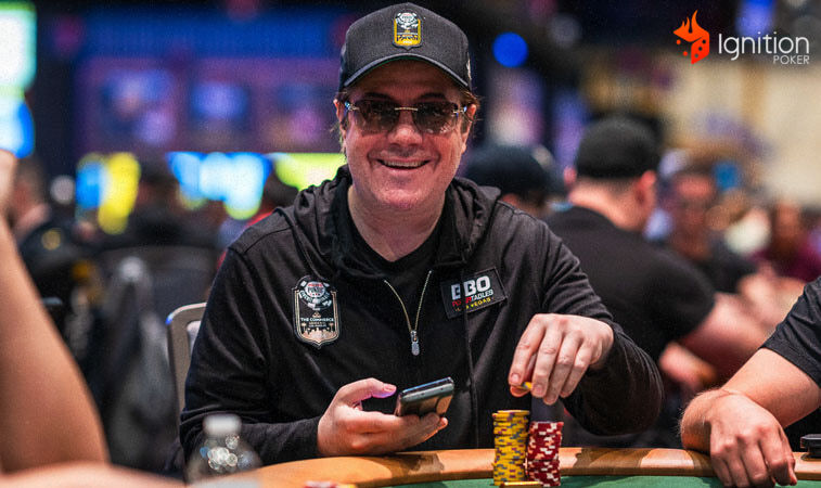 jamie gold poker James Gold sorridente com o celular em uma mão e fichas de poker na outra