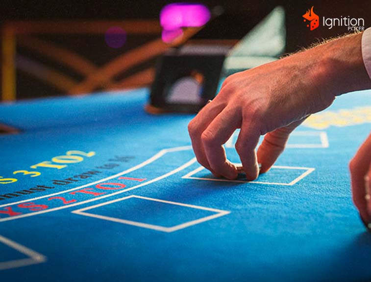 baccarat cassino luxo Jogadores segurando fichas em uma mesa de Baccarat