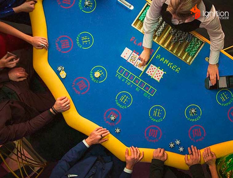 dealer cassino baccarat Mesa de Baccarat vista de cima com vários jogadores e uma dealer