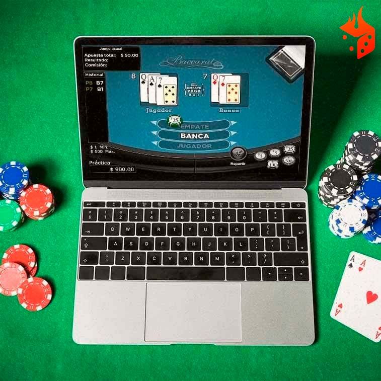 jugar punto banca 4 Mano con fichas de casino y cartas frente a computadora