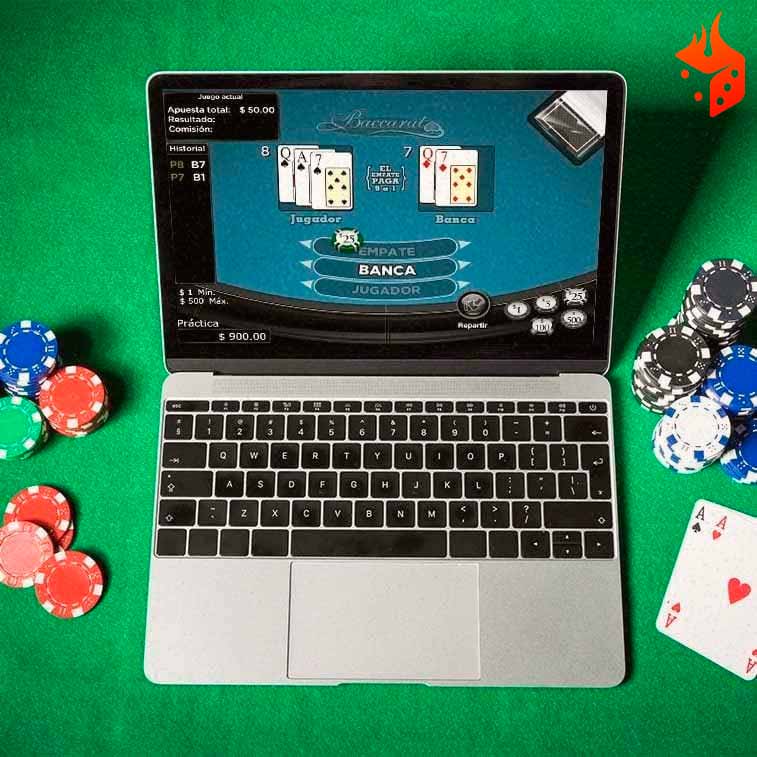 jugar punto banca 5 Computadora rodeada de fichas de casino y cartas