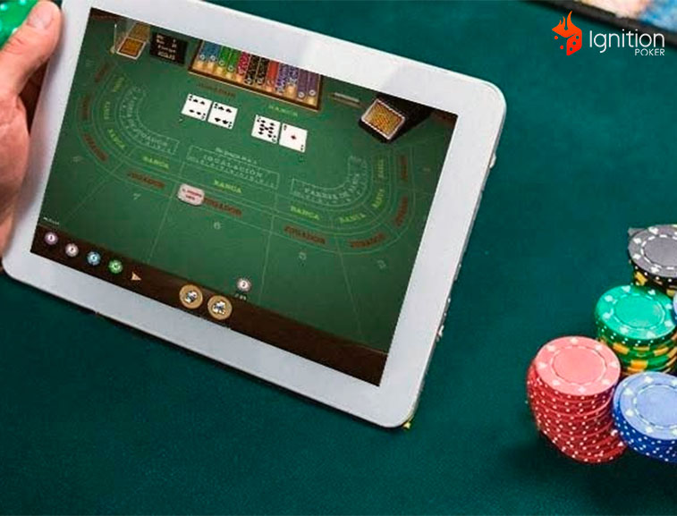 punto banca online min Manos sosteniendo tablet y fichas de casino