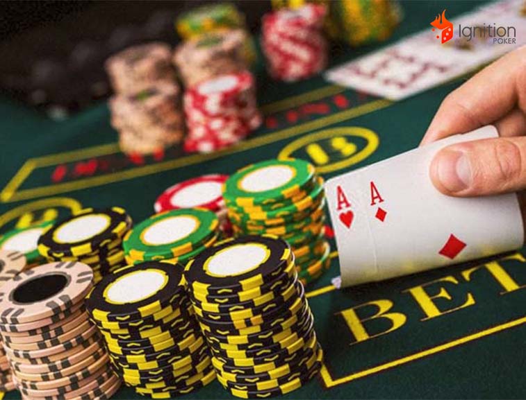 cartas caribbean poker Mano con cartas de poker en mesa de Caribbean.