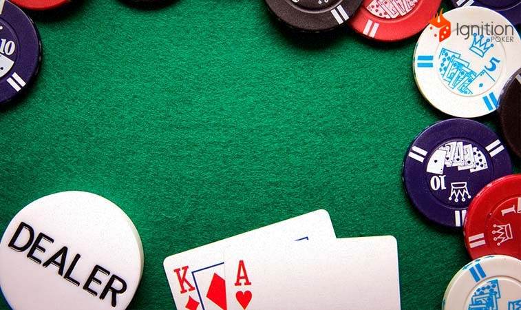 botao dealer poker Cartas, fichas e um botão de dealer em uma mesa de poker.