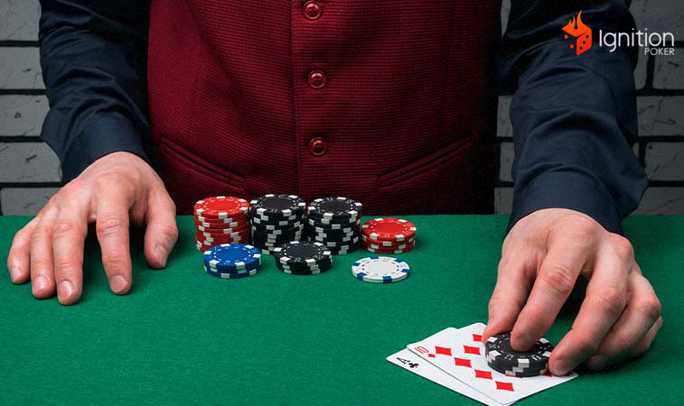 dealer organizando fichas Dealer com cartas e fichas de poker na mesa