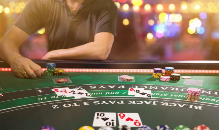 jogador mesa blackjack Jogador em mesa de blackjack