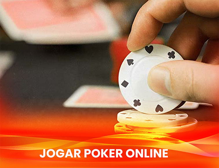 limp no poker mão segurando uma ficha e cartas ao fundo