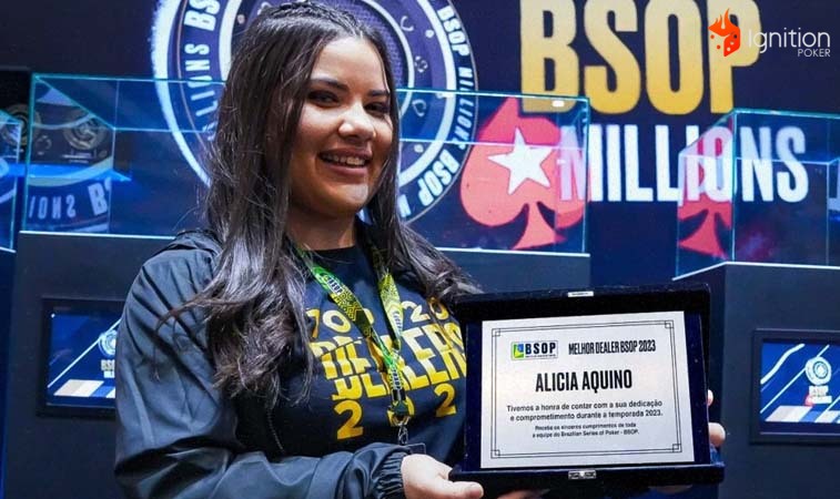 melhor dealer bsop Brasileira Alicia Aquino segurando o certificado de melhor Dealer do BSOP 2023