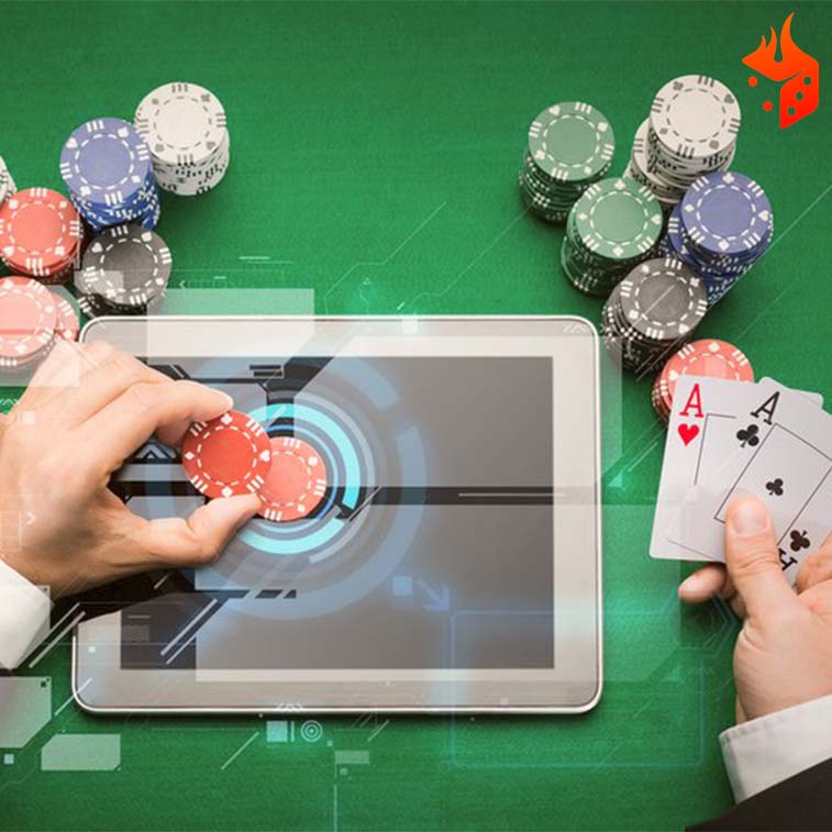 poker online bots Hombre con cartas y fichas de poker juega online