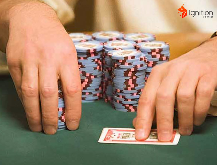 sobre limp poker Pessoa organizando seu stack de poker