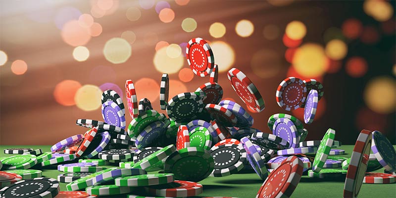7 dicas ganhar Fichas de poker caindo sobre a mesa do jogo