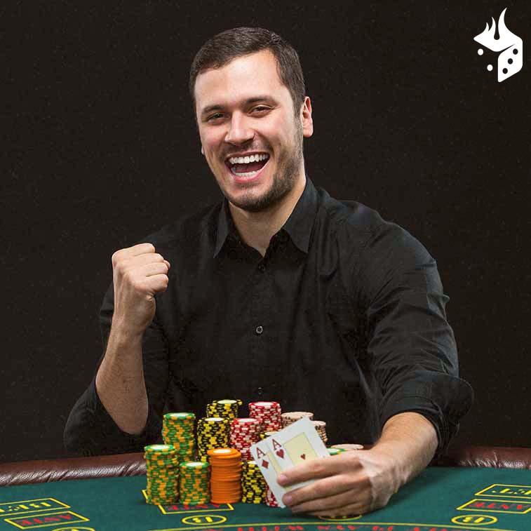 ganar poker jugador 1 jugador de poker con fichas y sosteniendo cartas