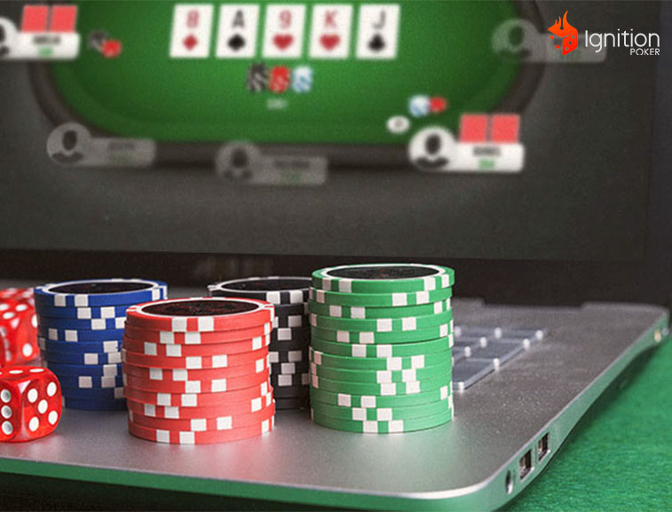 buy in torneo Fichas de poker sobre una computadora