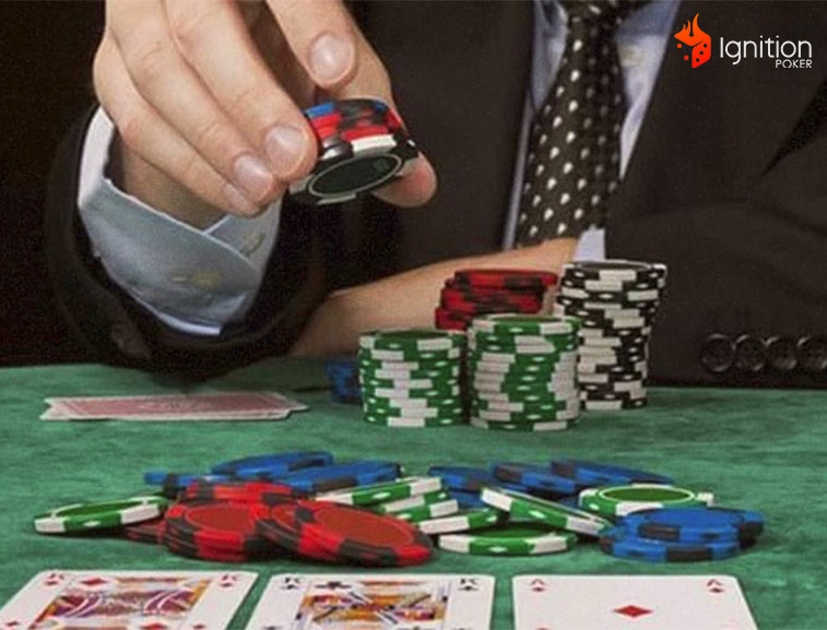 apuestas planas poker hombre poniendo fichas de poker sobre la mesa