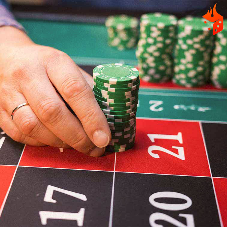 apuestas poker online hombre poniendo fichas en una mesa de ruleta