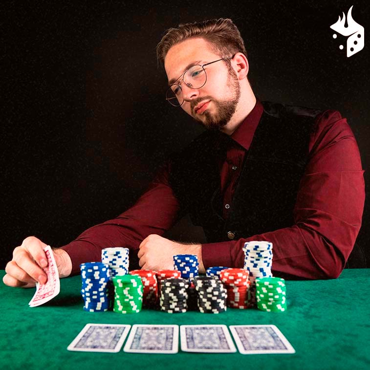 dealer cartas poker Jogador olhando suas cartas de poker