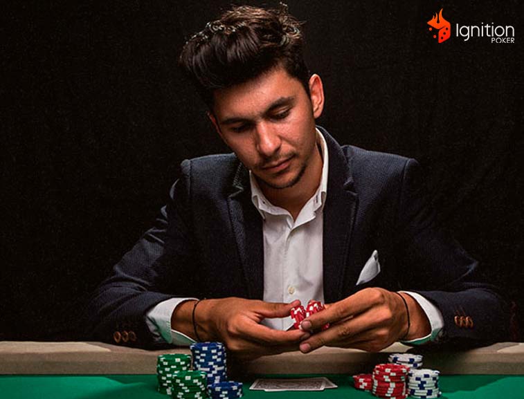 dealer poker face Jogador segurando as fichas de poker