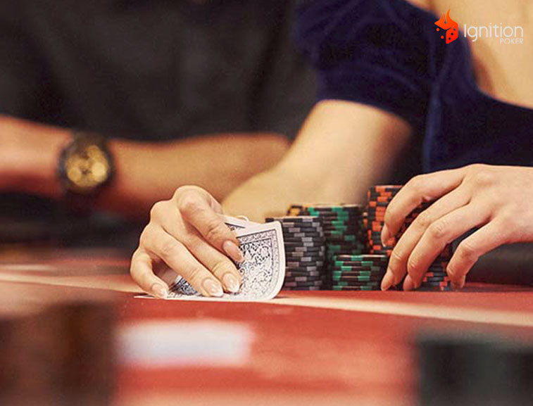 apuesta pre flop mujer mirando sus cartas y separando fichas de poker para la apuesta