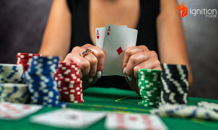 ases mujer cartas Mujer segura par de Ases con fichas de poker