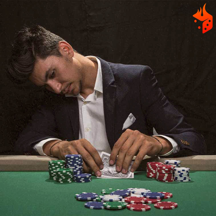 jugador cartas poker Jugador viendo sus cartas y las fichas de poker sobre la mesa