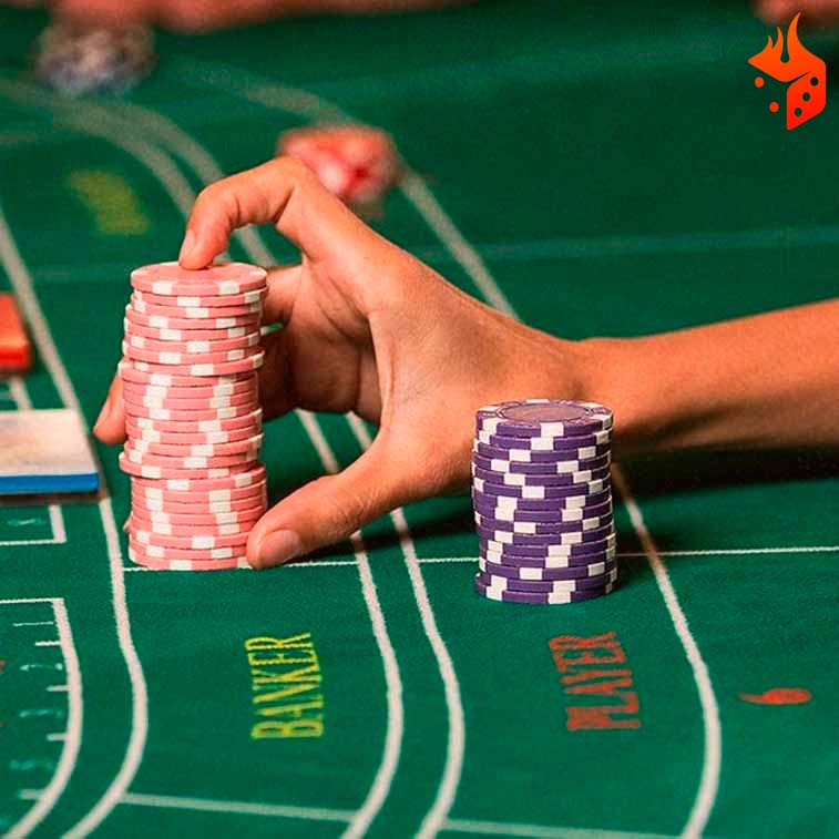 mano ficas baccarat Pilas de fichas sobre mesa de baccarat