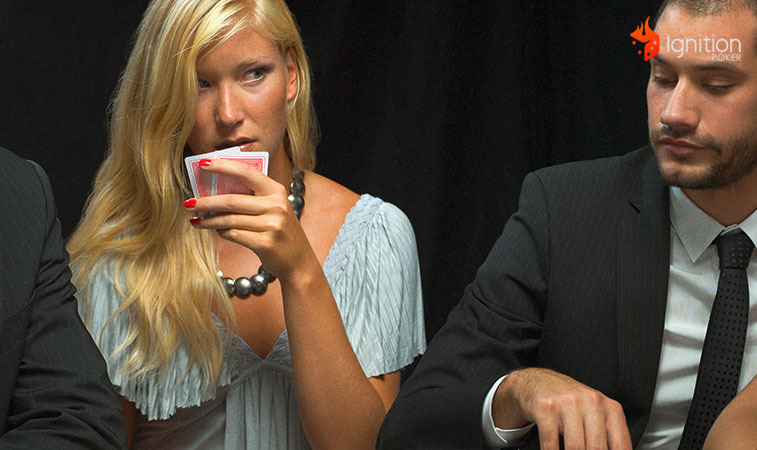 aplicacao gap concept Mulher segurando suas cartas, enquanto observa o jogador ao lado