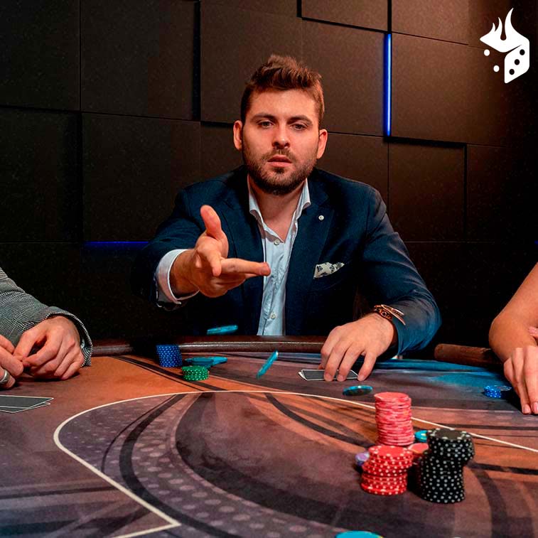 concept gap poker Jogador fazendo apostas com suas fichas em partida de poker