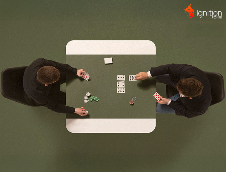 evitando dark bluff Dois homens vistos de cima em uma mesa de poker.