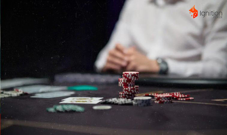 fichas poker gap fichas e cartas de poker sobre uma mesa e um jogador ao fundo