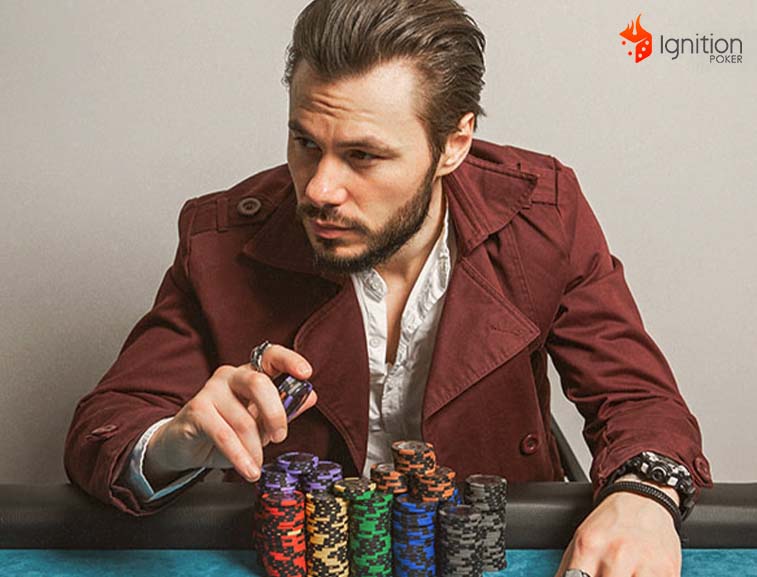 jogador poker aposta Homem com um monte de fichas de poker.