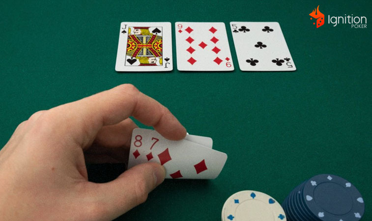 variacoes draws poker Pessoa segurando cartas 8 e 7, frente a um flop J, 9, 5