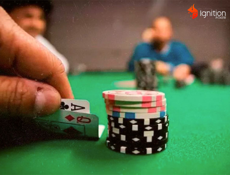 pocas fichas poker Jugador mira sus dos cartas altas al lado de sus fichas de poker