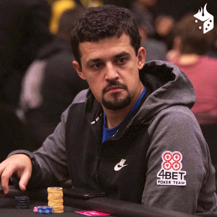 4bet poker team Membro do 4Bet Poker Team disputando um torneio