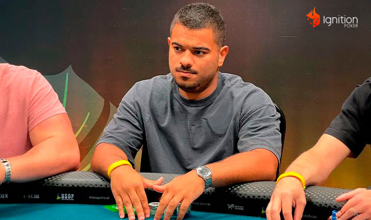 jogador poker brasil Gabriel Tavares disputando torneio pelo Samba Poker Team
