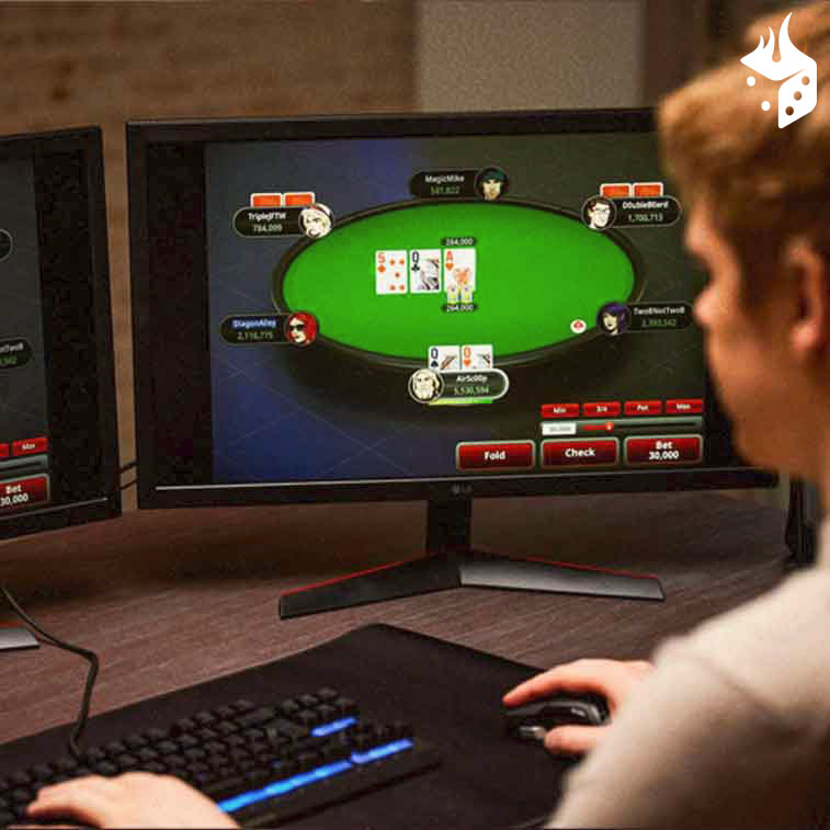 jogar torneio poker homem jogando poker online em um computador de duas telas