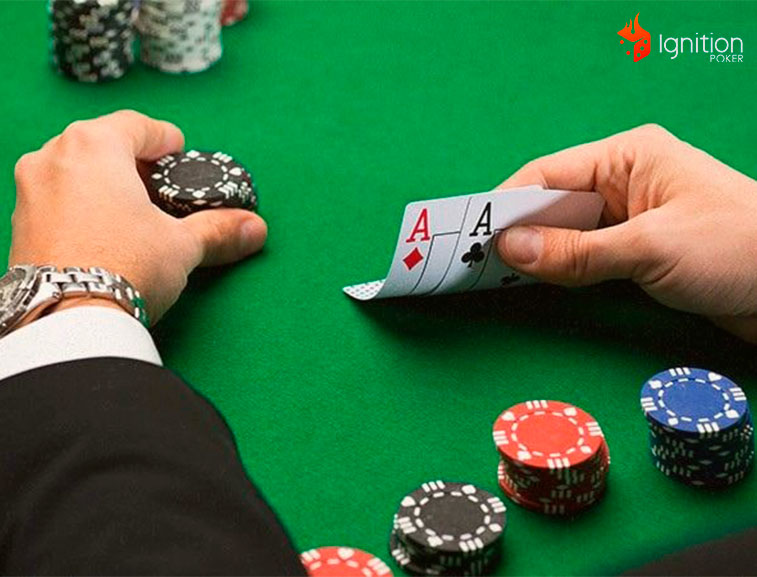 jugador poker apuesta Jugador mirando sus cartas de poker