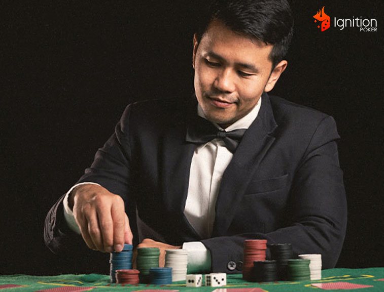 jugador poker fichas Jugador de poker con fichas en mano