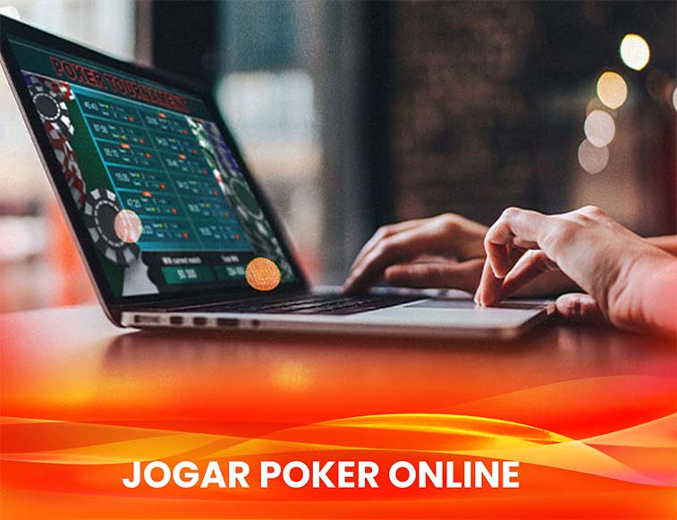 poker torneio online pessoa jogando poker online em um notebook.