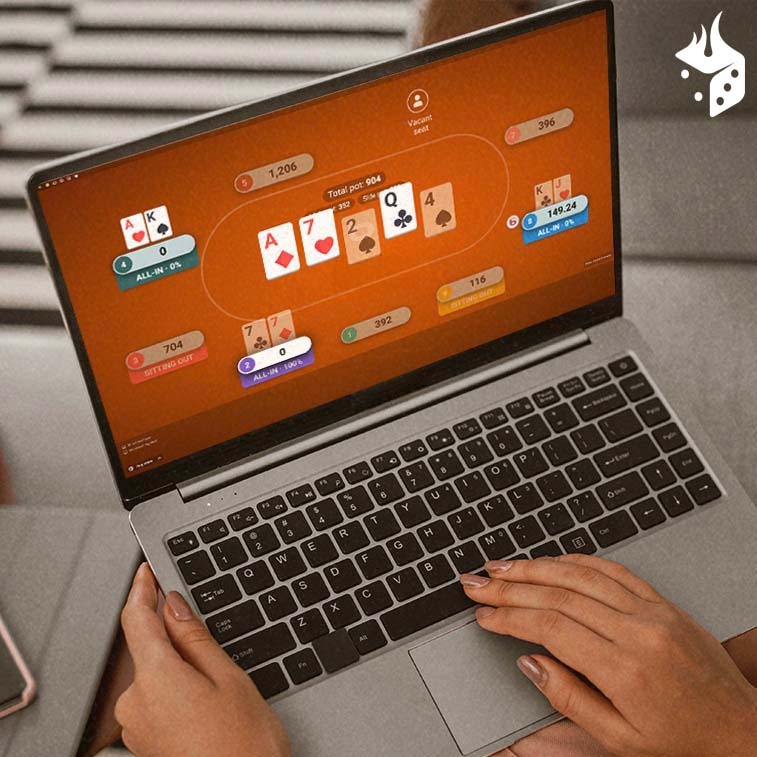 image 10 Mano de mujer jugando poker online