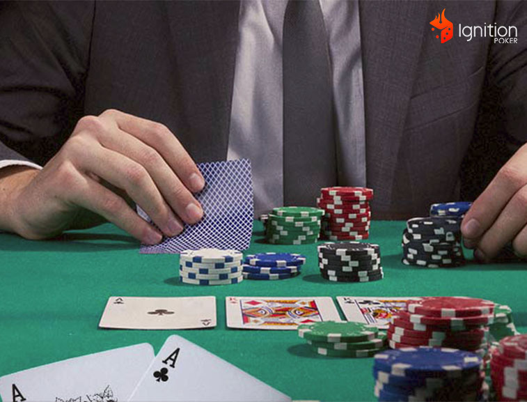 jugada flip poker Jugador de poker mirando su mano antes de apostar fichas