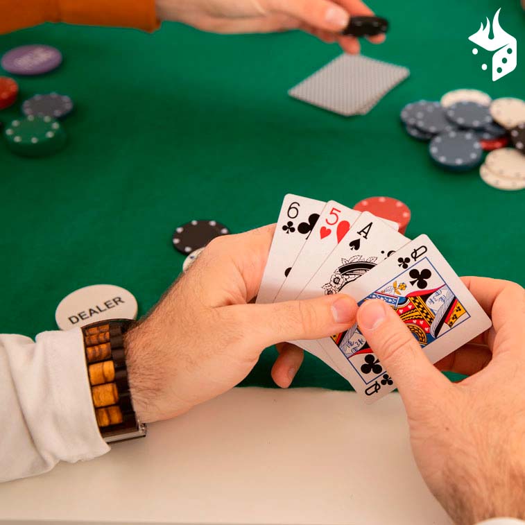 omaha variante poker Homem segurando cartas de poker em mãos