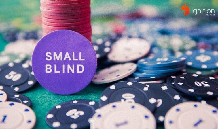ficha small blind fichas de poker azuis e brancas sobre a mesa