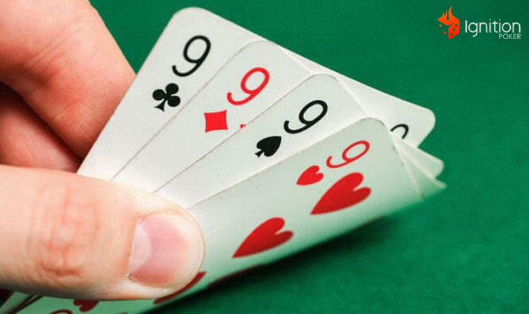 four kind poker Pessoa segurando cartas com four of kinds