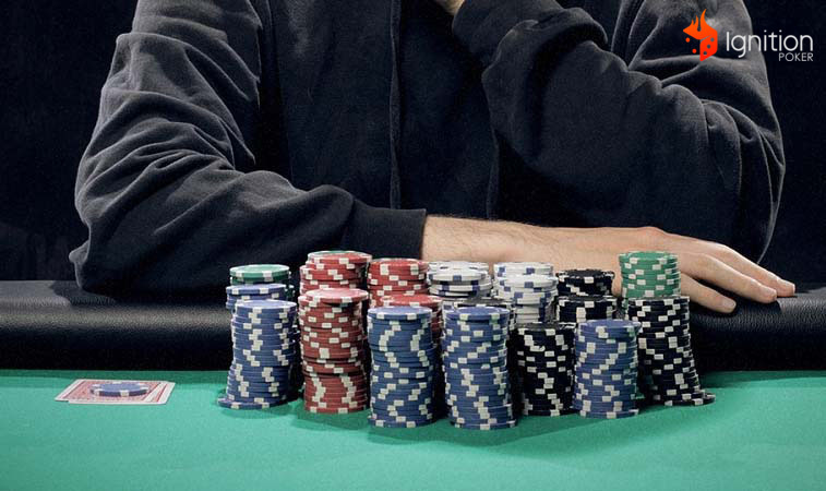 no limit poker Pessoa com um monte de fichas de poker sobre a mesa