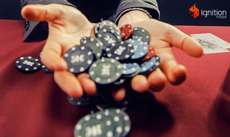 aposta poker fichas Jogador com fichas de poker nas mãos