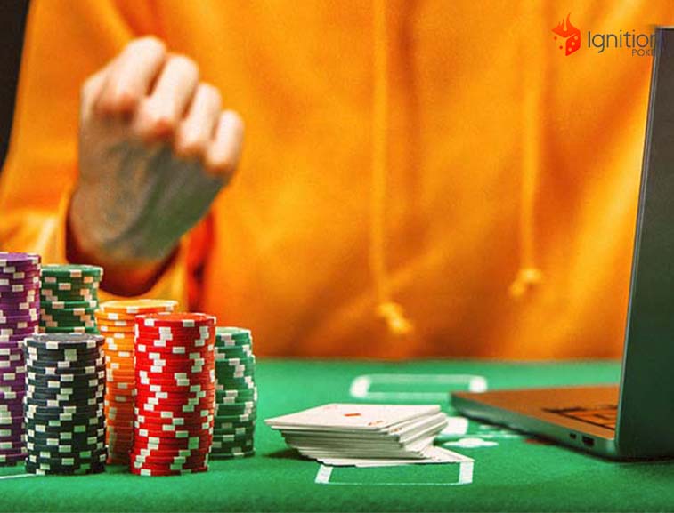 premio ganhar poker pessoa com punho em riste, comemorando uma vitória em frente ao computador