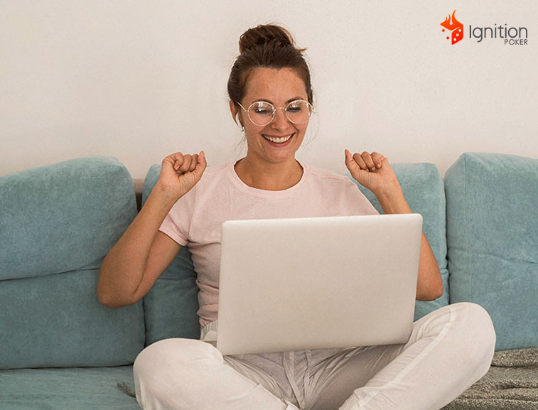 beneficios cassino ignition Mulher sorrindo de frente para um computador